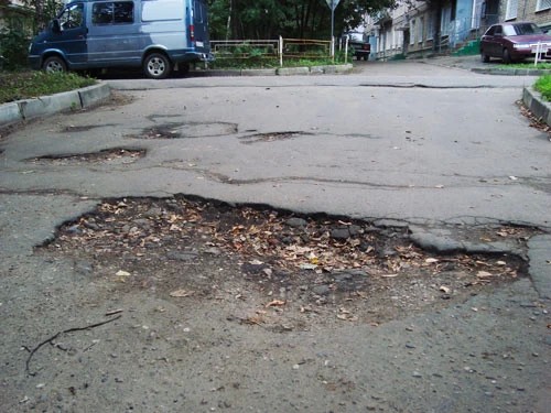 Осторожно, яма недели в Валовом переулке!