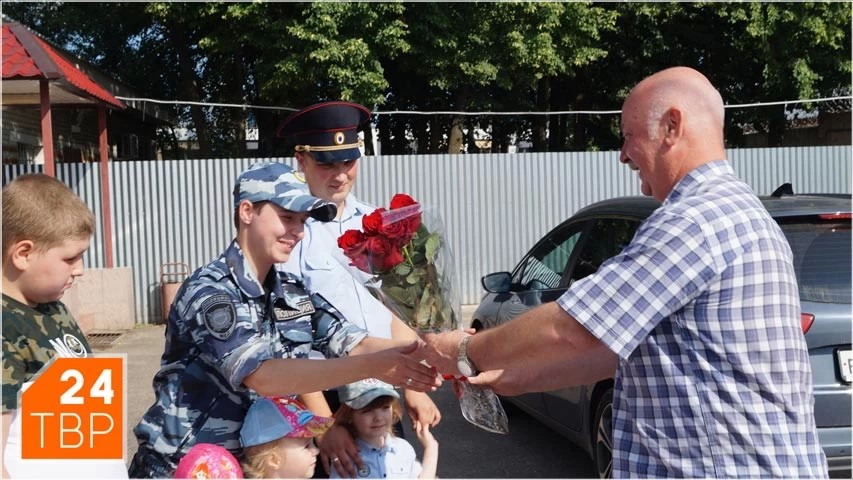 В Сергиевом Посаде полицейские и общественники поздравили многодетные семьи сотрудников с Днем семьи, любви и верности