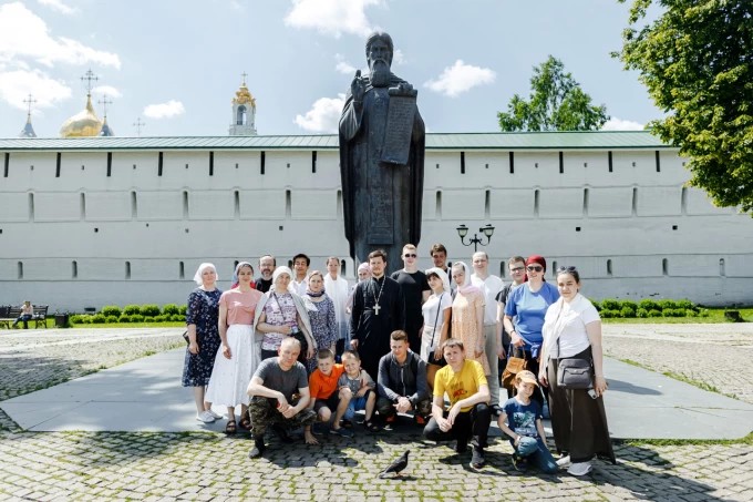 Субботник в Лавре: епархиальная молодежь участвовала в подготовке Троицкой обители к юбилею