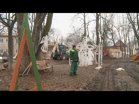 Городские коммунальщики убирают территорию у дома Флоренского