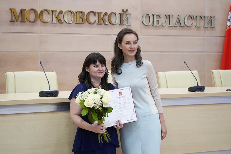 В Доме Правительства Московской области состоялось вручение свидетельств на социальную ипотеку работникам дошкольных учреждений. Свидетельства на получение жилищной субсидии получили 26 воспитателей из Истры, Мытищ, Одинцова, Домодедова, Реутова, Красного