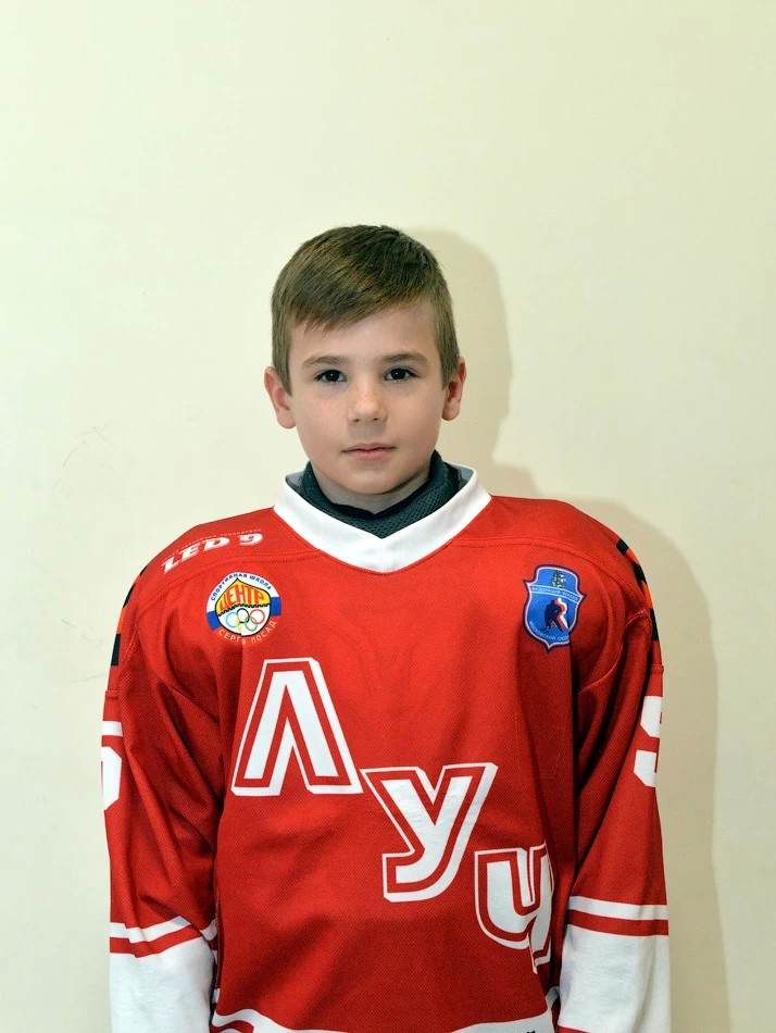 Юный хоккеист Кирилл Марков