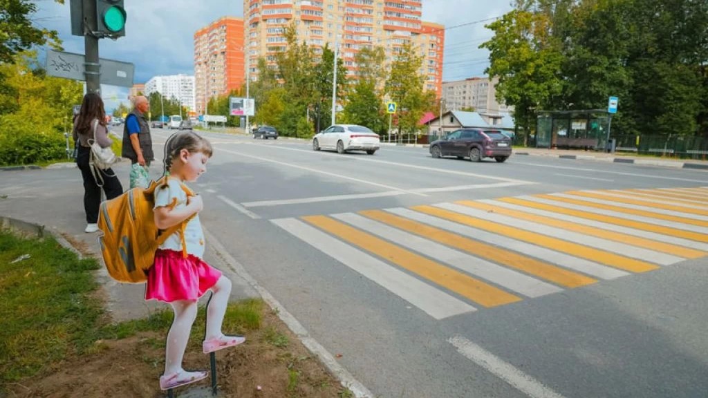 В Сергиево-Посадском округе на пешеходных переходах у школ устанавливают фигурки детей